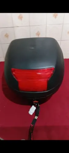 Vendo bau de moto 28 litros completo semi novo já vai com suporte pra moto mottus 