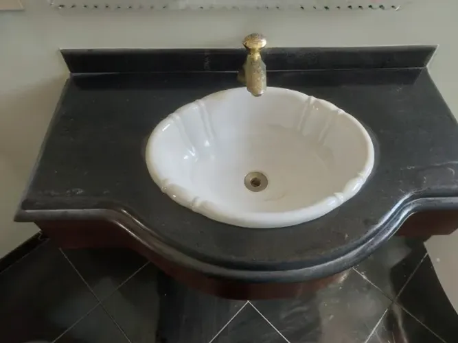Bancada em Granito, com pia, torneira e frontão
