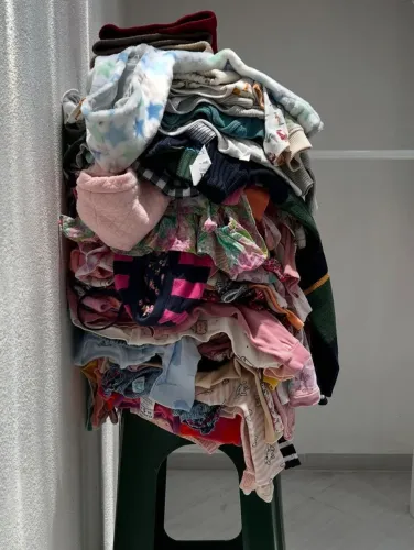 Vende-se um lote de roupas semi usadas 