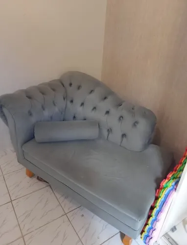 NAMORADEIRA / SOFÁ CINZA CAPITONÊ / DIVÃ