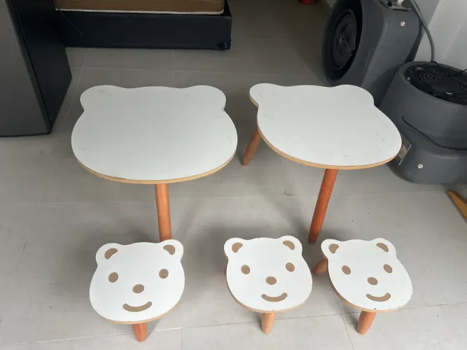 Mesa infantil com banquinhos