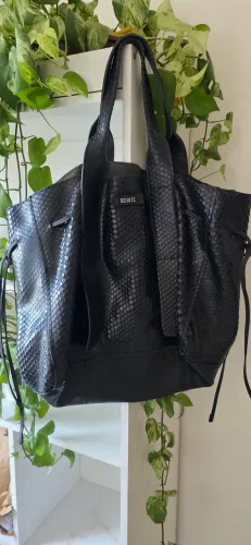 Bolsa Shipping Maxi Schutz em couro