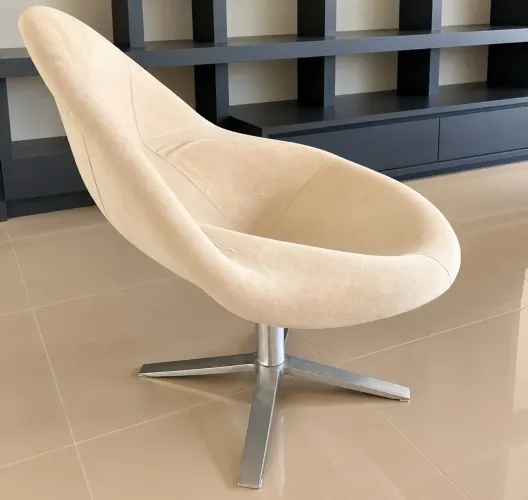 2 cadeiras camurça cru, altura 90cm x 97cm largura