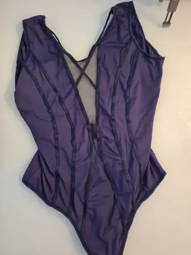 Body azul marinho estilo corset com detalhe em tule