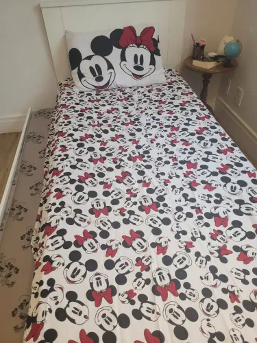 Cama de solteiro com uma cama auxiliar com rodinhas