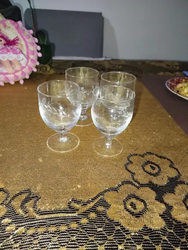 Jogo com 4 taças de cristal lapidado vintage