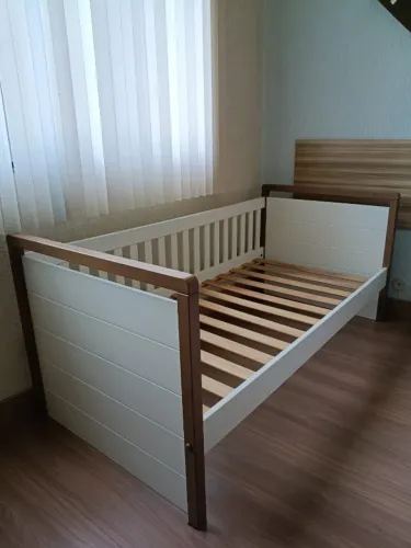 cama de solteiro branca com grade lateral