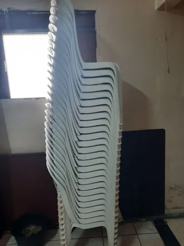 Cadeiras usadas c defeito