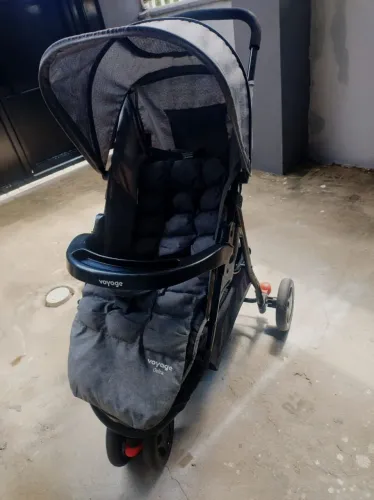 Carinho de Bebê em ótimas condições