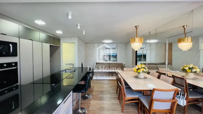 Apartamento semi mobiliado com 03 dormitórios sendo 01 suíte e 02 demi suítes, sacada com