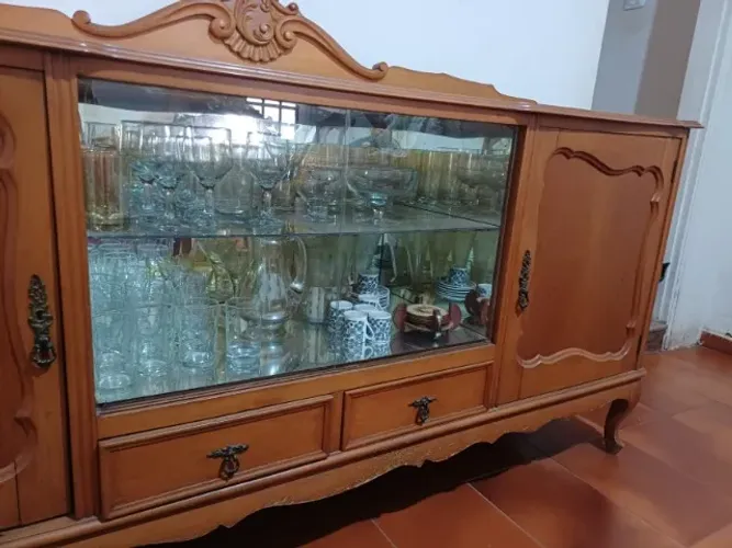 Buffet Cristaleira Estilo Luis XV em Madeira Maciça - Impecável