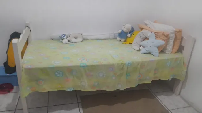 Cama solteiro com colchão muito bem conservados....(Venda por motivo de mudança)