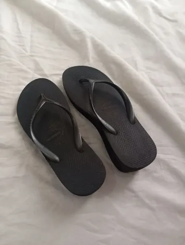 Chinelo havaianas feminino com pequeno salto