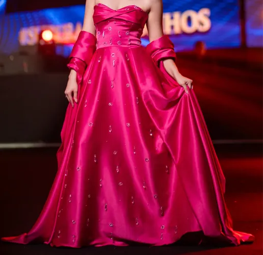 Vestido de festa rosa com bordado swarovski feito por Victoria Facó Ateliê