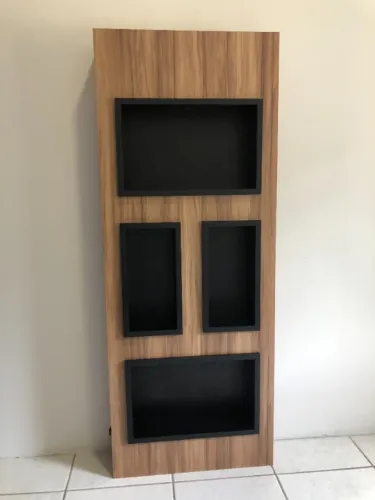 Painel com nichos em MDF amadeirado e preto ? moderno e versátil