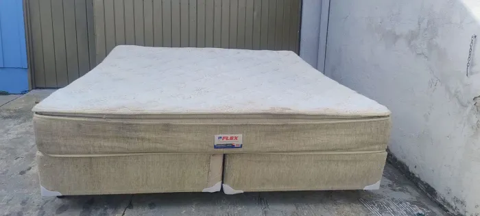 Cama king com colchão e base 