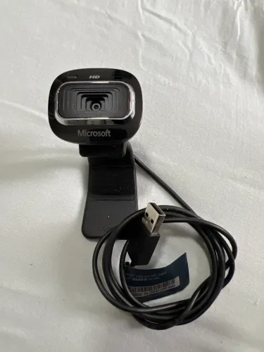 Esta é uma webcam preta Microsoft LifeCam HD-3000 com microfone embutido e conexão USB.
