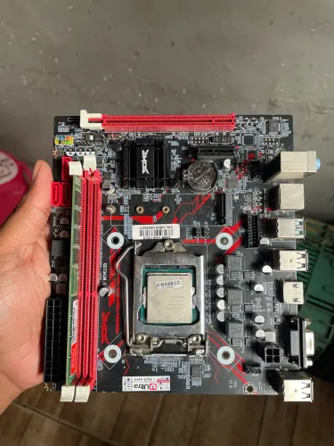 Placa mãe, processador e memória.