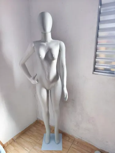 Manequim Feminino Adulto Corpo Inteiro - Ideal para Vitrines e Fotos!