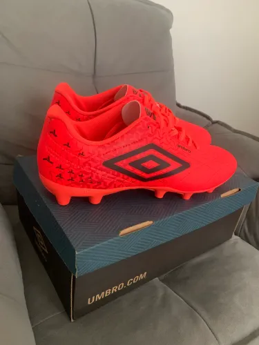 Chuteira Umbro campo(nova! Sem uso tam 43)