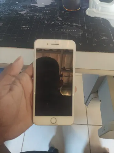 iPhone 8 plus (com defeito) fácil de ajeitar. VALOR FIXO. NÃO INSISTA