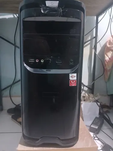 PC e monitor (Athlon 200 GE + 16 GB de RAM)