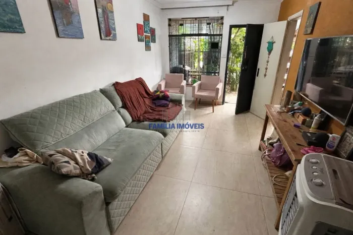 Sobrado à venda 3 quartos 1 vaga com quintal Vila Mathias Santos/SP