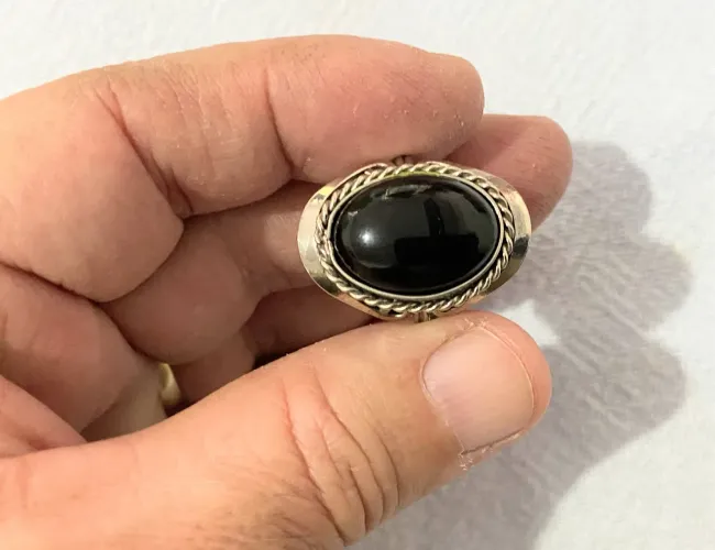 Vende-se Anel aro 20 com tamanho ajustável com pedra natural Onix