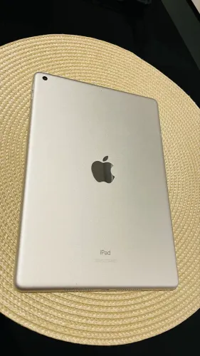 iPad 9ª Geração 64GB Wi-Fi Prata + Capa Teclado Logitech + Pencil + Capa Protetora 