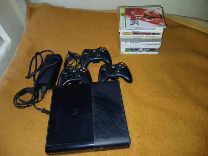 VENDO XBOX 360 DESBLOQUEADO COM 3 MANETES E 12 JOGOS
