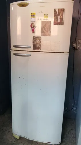 Vendo essa geladeira Electrolux.