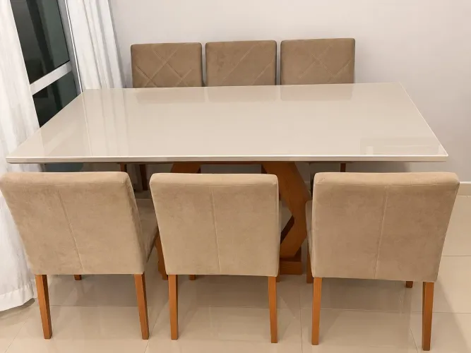 Mesa com tampo de vidro com 6 cadeiras