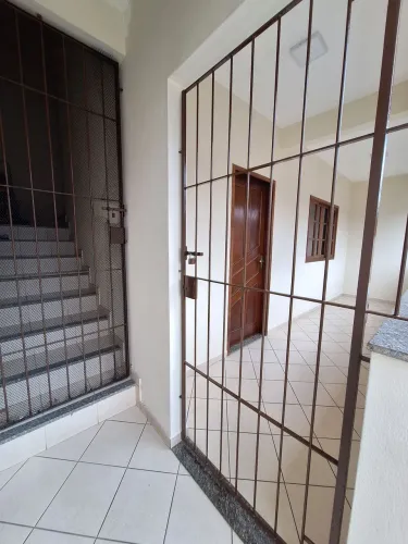 Alugo apartamento com 3 quartos, 1 banheiro e garagem em Jabour/Maria Ortiz.