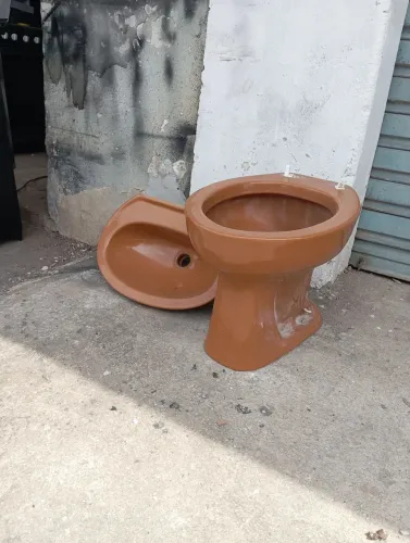 Vaso sanitário e pia marrom 