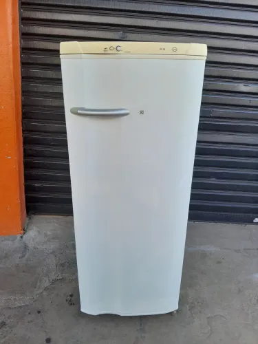Geladeira Electrolux branca RE 28 de 240 litros