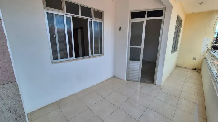Apartamento Grande 3 Quartos, Varanda, Área de Serviço, Ótima Ventilação e Iluminação Natu