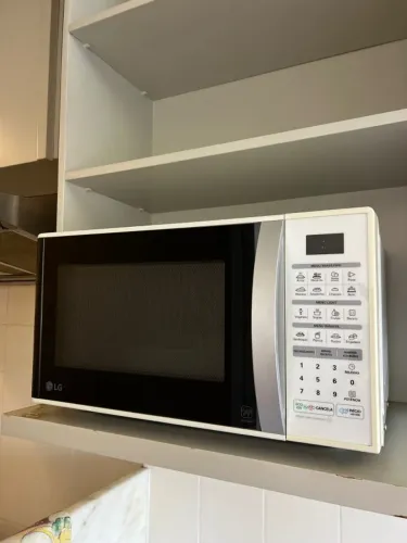 Micro-ondas LG EasyClean - Prático, Funcional e em Ótimo Estado!