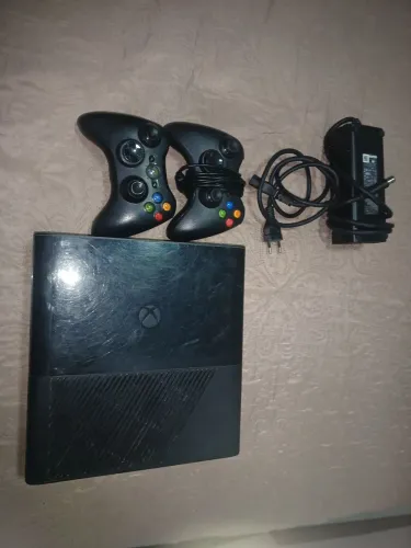 Vendo xbox 360 super slim com dois controles e 14 jogos 