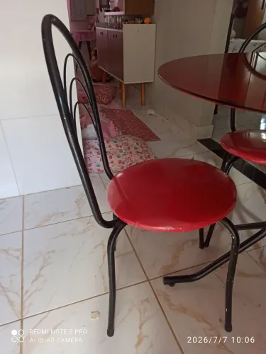 Mesa de 4 cadeiras super bem conservada