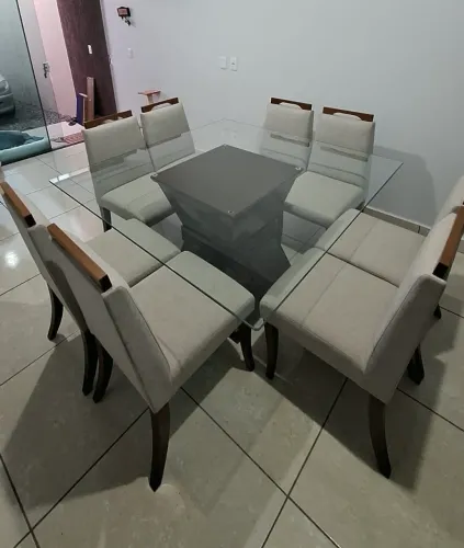 Mesa de vidro com 8 cadeiras estofadas