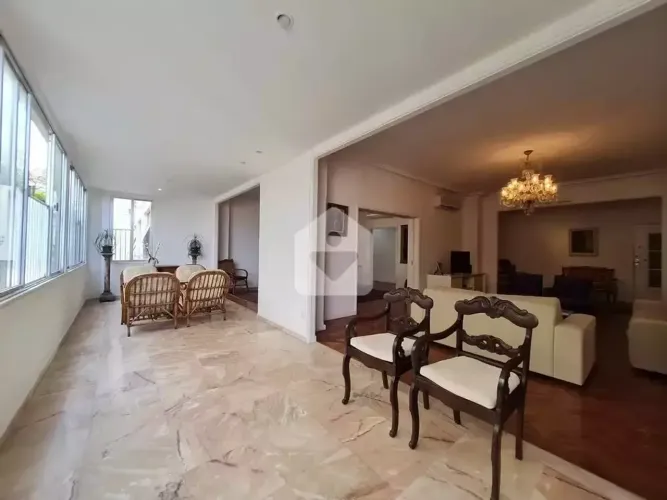Apartamento com 445m² na quadra da praia de Copacabana