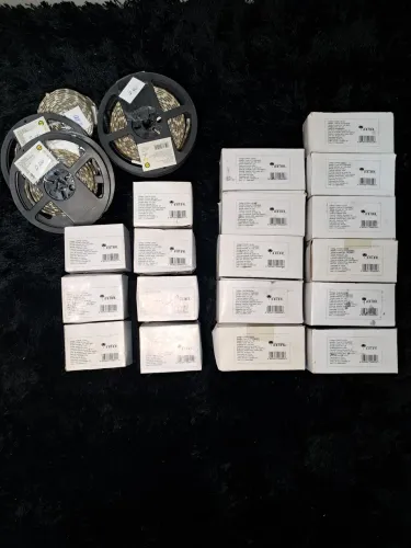 Kit com 11 Fontes 12V-5A, 7 Fontes 12V-2A da marca Initial e 23,5 metros de Fita de Led