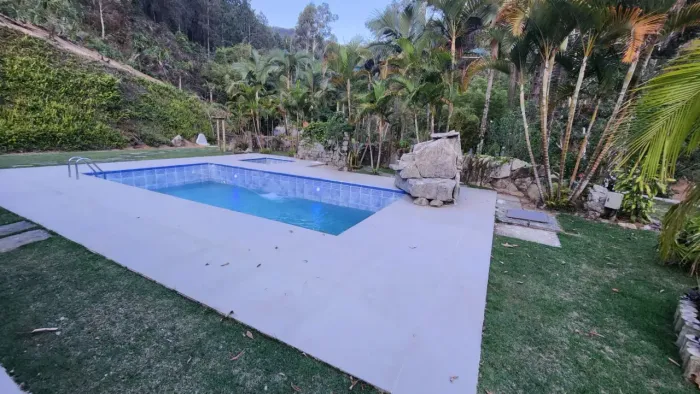 Casa de 4 quartos com 2 suítes, piscina, área gourmet e grande área verde em Pedra Azul.