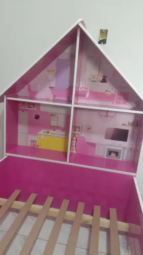 Cama montessoriana infantil menina/ com casinha de bonecas