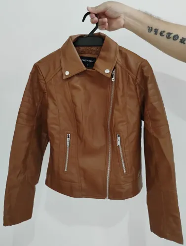 Vendo jaqueta feminina de couro sintético cor marrom tamanho M