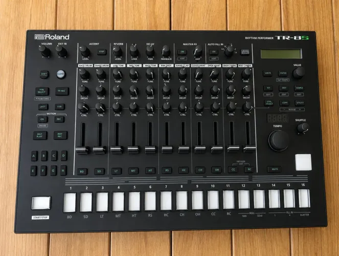 Roland TR-8S