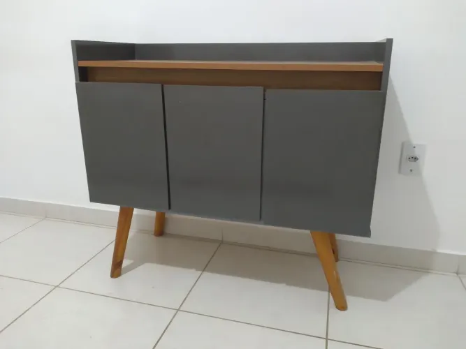 Aparador Rack 3 portas cor chumbo pernas Retrô madeira