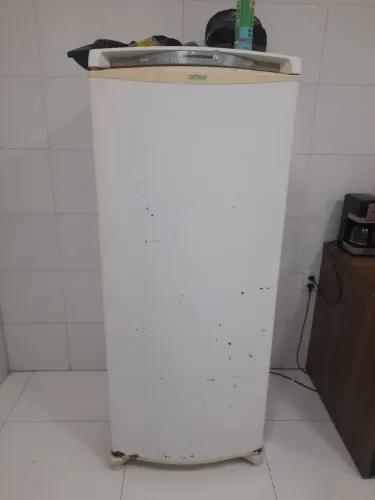Geladeira Consul, funcionando perfeitamente. Só precisa de uma plotagem... 600 reais.