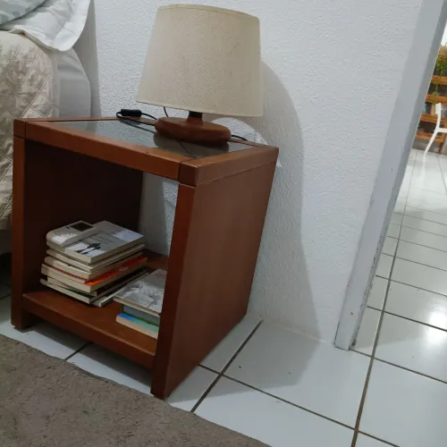 Par de Mesas de Cabeceira em Madeira com Tampo de Vidro (Mesa Lateral / Criado-Mudo)
