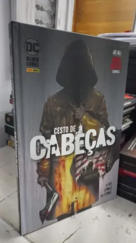 Hq Cesto de Cabeças, de Hill Joe. Editorial Panini Dc Black Label Capa dura, en português